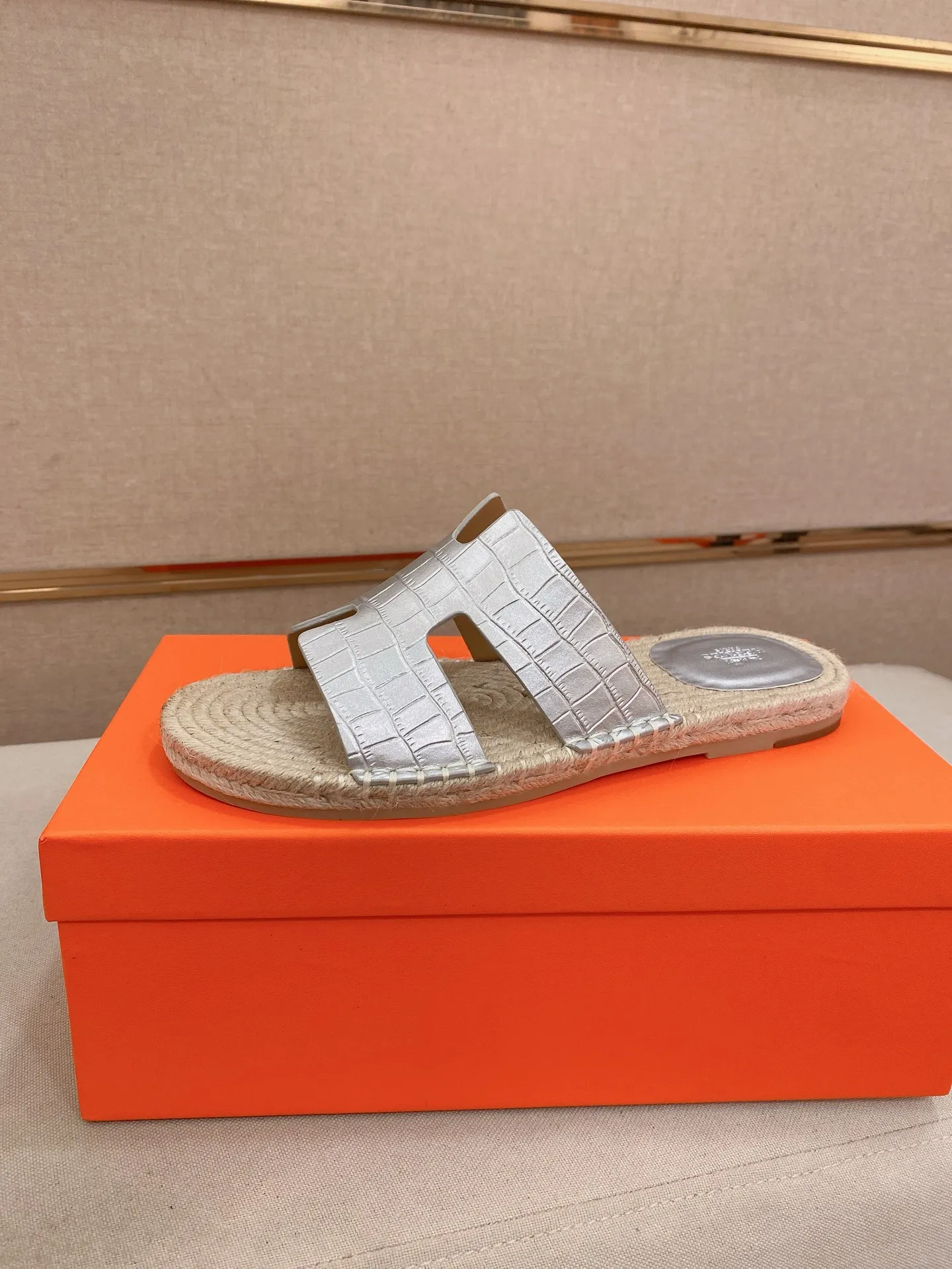 Factory price: 340💰high-end version. "HERMES" Hermès 💁♂️Men's casual slippers, compare the quality at the counter🧚🏿♂️ The upper is made of cowhide leather 🐊crocodile pattern workmanship, purely hand-drawn, raw rubber breathable and non-slip outsole, the inner is breathable and comfortable lambskin, the density is 100% comfortable, the original rubber outsole is wear-resistant and has a code number of 38-44. Can be customized 45-46-47💥🏆